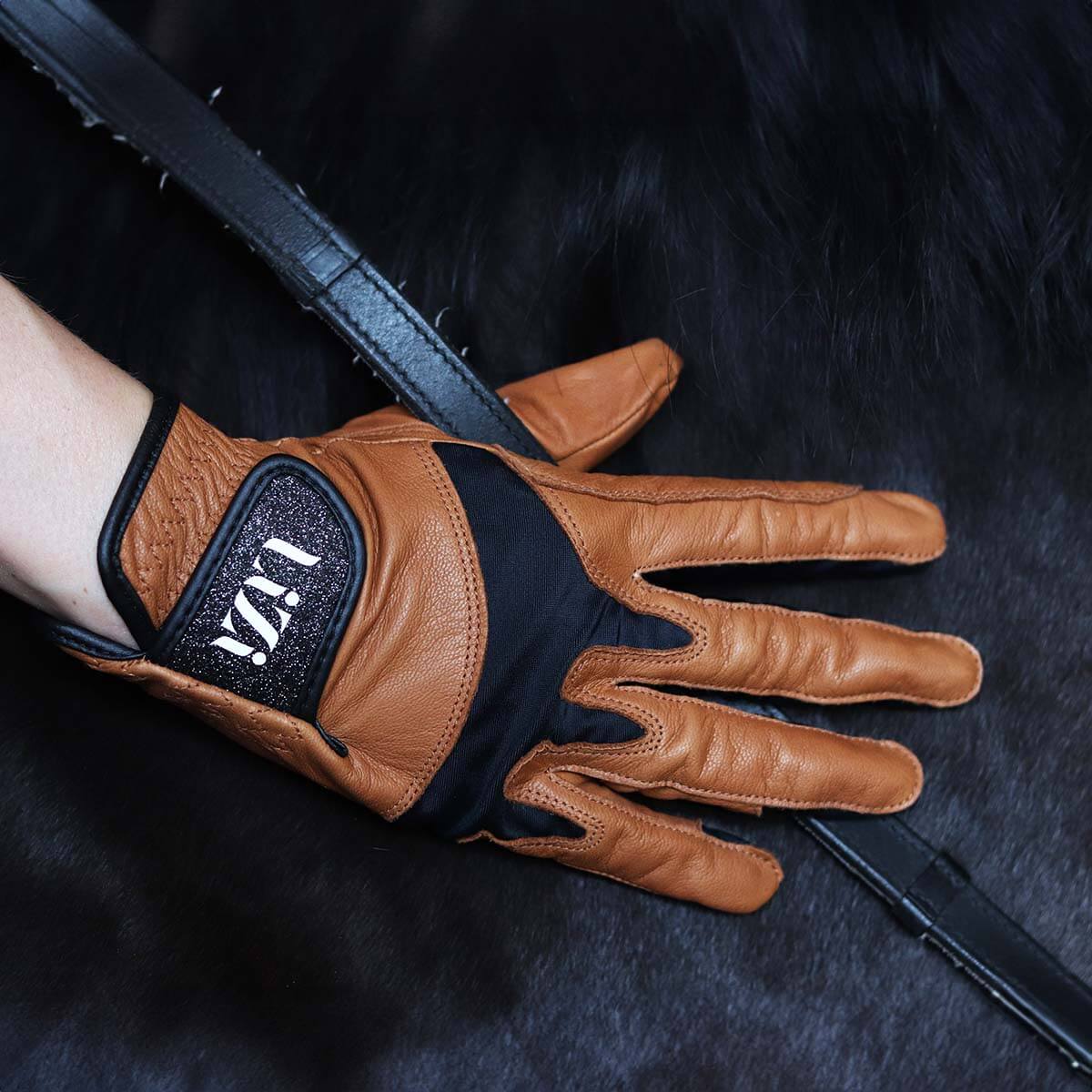 Ridhandske Skinn säljs av Fåglasång