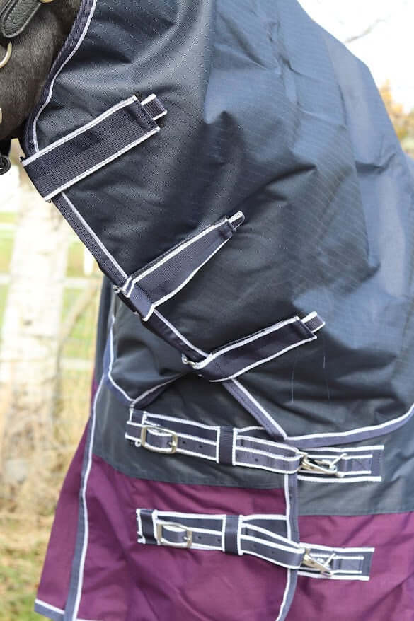 Regntäcke med avtagbar hals Hurricane Navy/Plum säljs av Fåglasång 